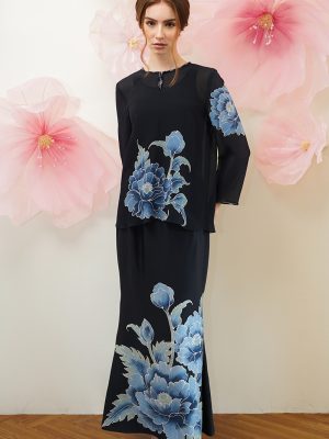 CARNATION IN BLACK