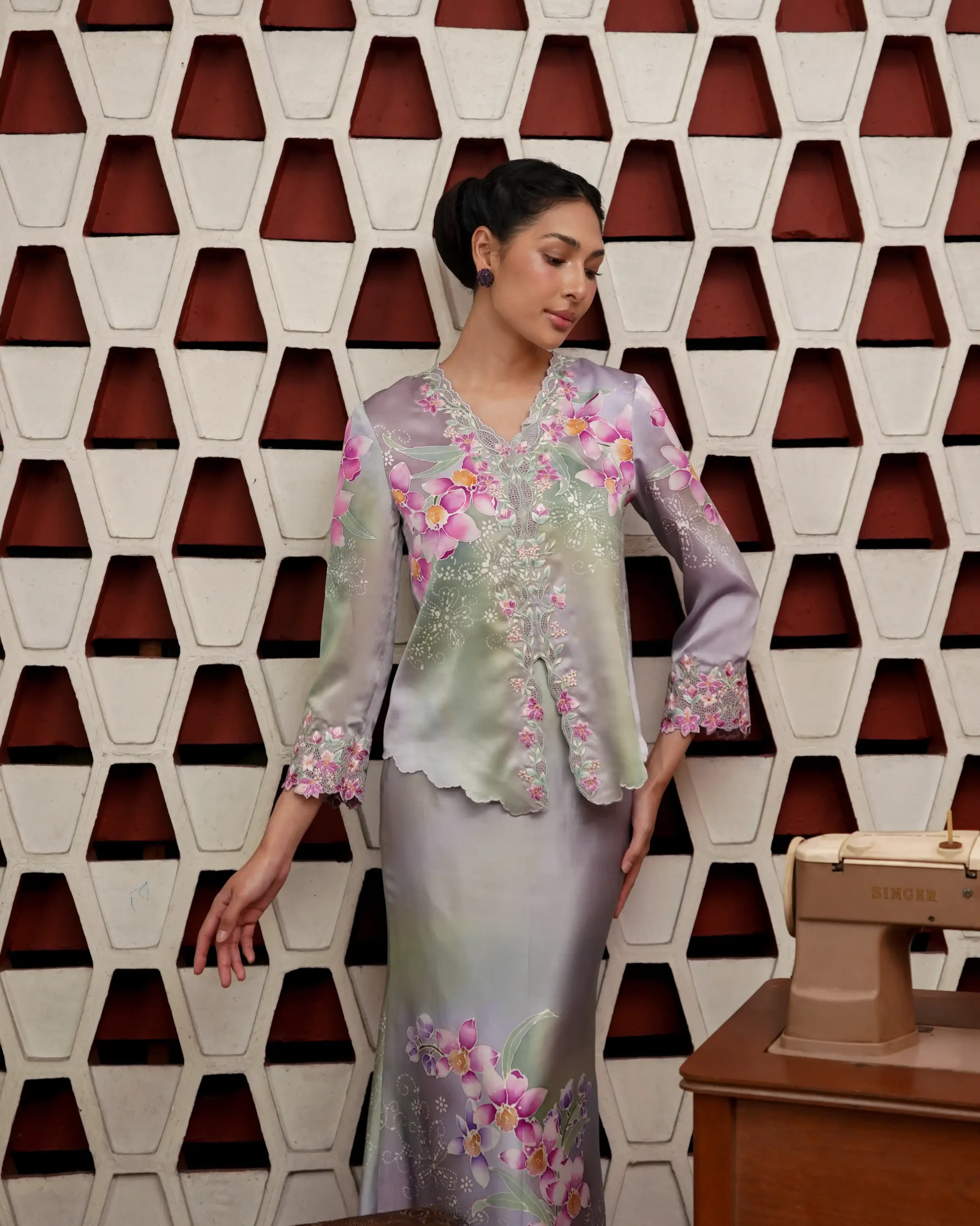 Batik Kebaya Orchid Moderns - Image 4